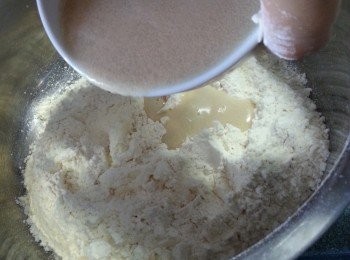 step6: 將以篩好的麵粉加入固體菜油及鹽,徐徐加入奶水拌成粉團,搓至光滑