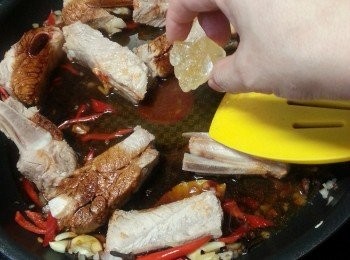 step9: 再加1粒冰糖,老抽半湯匙,水滾後蓋上蓋較細火燜至金沙骨淋身收乾水時間約15-18分鐘,