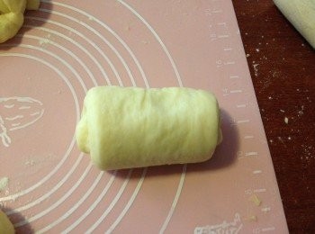 step5: 慢慢卷起，最後的收口位要用手指壓實，否則發酵後就會彈出來