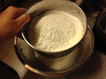 step2: 篩入木薯粉，低筋粉，奶粉和泡打粉到（1）
