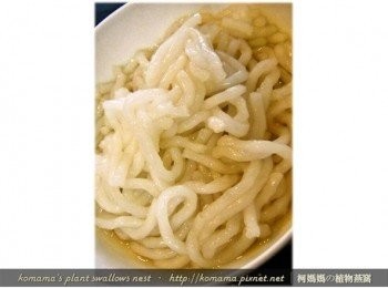 step2: 將菜市場買來的米苔目用糖水泡開，再用筷子輕輕的將米苔目一一分離。