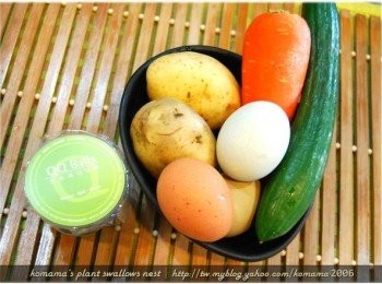 step1: 準備彩色雞蛋、紅蘿蔔、馬鈴薯、小黃瓜與黑木耳QQ圓等相關<span class="group_1">食材</span>。