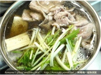 step7: 最後再把水菜、豆腐與豬肉片等<span class="group_1">食材</span>，一同擺放至鍋中加熱後即可。