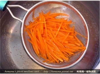 step3: 燒一滾水，將青蔥絲與紅蘿蔔絲入鍋川燙後，瀝乾備用。