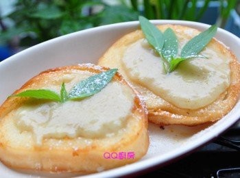 step10: 淡淡的綠咖哩香且帶著微甜的沾醬塗抹在炸的酥脆的奶香饅頭片上，令人一口接一口的品嚐喔!