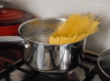 step1: 煮沸一大煲水，下兩茶匙鹽，煮熟意粉，然後瀝乾水份備用