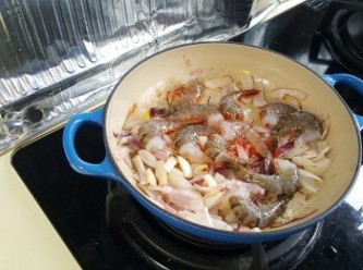 step2: 燒熱油鑊爆香紫洋蔥後，加入蝦同炒一會。