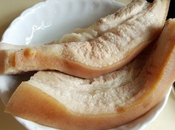 step1: 燒熱一鍋水，將腩肉汆水約10分鐘，再用冷水沖水5分鐘。