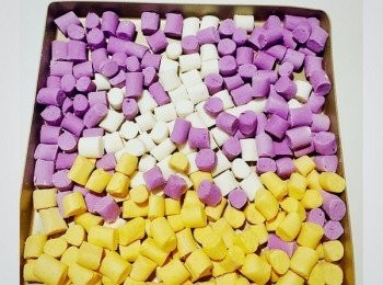 step4: 找個大的案板，撒上麵粉，然後把三個麵團分別搓成細條，然後切丁。