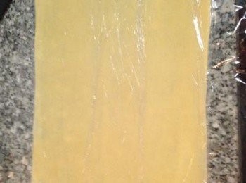 step5: 冷凍庫取出後同的的鬆開保鮮膜, 這次要桿成30x35cm的薄片長方型（上下都墊保鮮膜,橄好直接用保鮮膜包起來後再放冷凍庫冰5分鐘，取出後切割成寬8公分(約食指長度)的長條薄片.