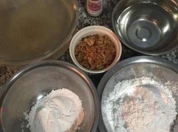 step1: 高湯塊與熱水先兌成高湯備用；其他<span class="group_1">食材</span>則請先秤好。