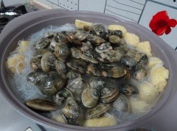 step3: 再滾起時下洗淨的鮮蜆煮至開口,