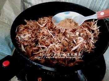 step11: 加入調味料拌勻再用慢火慢慢炒至金黃色(約6分鐘)