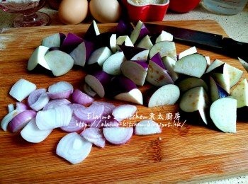 step3: 茄子切件 , 乾蔥頭去衣切片