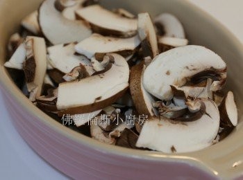 step4: (4) 荷蘭啡菇切片備用