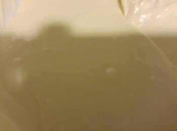 step6: 忌廉輕輕打一陣加入芝士醬內,將巳溶化的魚膠片加入芝士醬攪混