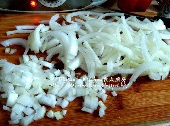 step2: 期間將2 1/2個洋蔥去衣切幼條 , 其餘1/2個洋蔥去衣切粒