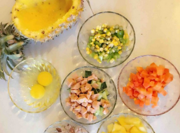 step1: 菠蘿洗淨，切半，挖空心。其他材料切小塊備好。