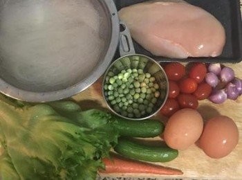 step1: 冬粉冷水泡軟，黃瓜、小蕃茄和生菜用可飲用水清洗瀝乾。