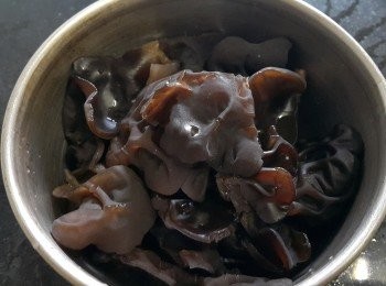 step3: 黑木耳，用薑片，黃酒出水備用