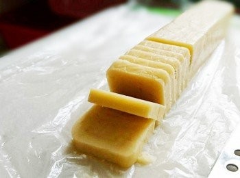 step4: 取出後，在室溫下靜置約5-10分鐘左右，切成0.8mm左右的片狀，再排列至烤盤上