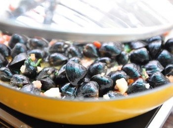 step5: 蓋上鍋蓋悶煮至張開口