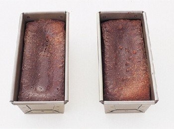 step10: 連同模具一起置於網架上放涼。大略放涼之後放入冰箱冷卻。