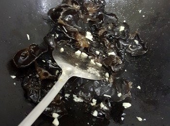 step2: 雲耳切去底端小梗。洗凈 放入滾水（開水）中，煮3分鐘，撈起備用。
燒熱油鑊爆香蒜頭下雲耳兜炒片刻, 兜起備用