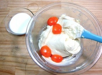 step8: 均勻混合後,加入蛋黃攪拌至表面光滑(這時可改用打蛋攪拌器),接著加入鮮奶油同樣攪拌至表面光滑。