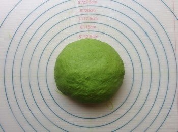 step11: 再移出麵糰到檯面上,可撒一些手粉,將麵糰揉至[三光],光滑即可。蓋上濕布或保鮮膜鬆弛30分鐘。