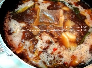 step6: 最後，沿鍋邊繞一圈嗆入(米酒)。再加進清水和滷包，改「大火」煮滾讓酒精揮發，並撈除湯面浮沫雜物。