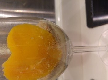 step5: 第一層鋪上木糠第二層芒果忌廉。