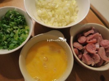 step1: <span class="group_1">食材</span>切碎準備 香腸蒸熟後.切片備用