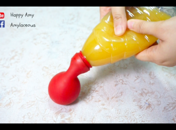 step7: 然後將氣球套緊瓶口，將瓶口向下，用力擠壓瓶身，橙汁便可順利注入氣球。