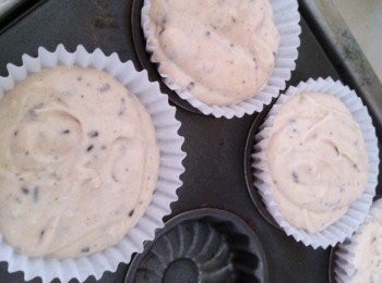 step5: 取出烘培紙杯，約5個，把攪拌好的麵糊倒入紙杯。