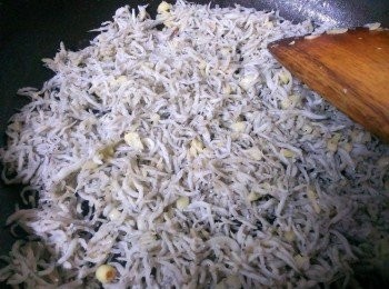 step1: 起油鍋~加一點橄欖油~一些蒜頭末爆香~放入吻仔魚(沖洗一下瀝乾水份) 小火慢慢的煸炒至微焦~其間有不停的翻炒~