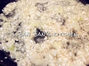 step3: 爆炒洋蔥1分鐘，下蒜蓉同時炒香，加入米炒勻，每粒米需有油有光澤，下白酒待吸收蒸發得差不多，就可下雞湯慢煮，一定要小火，煮滾都不會有氣泡那種。