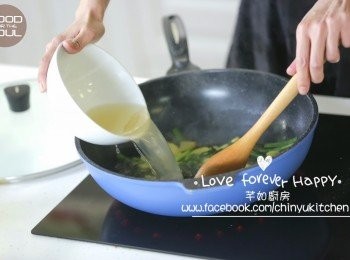 step6: 加入上湯, 瘦肉, 其次是花膠和金華火腿