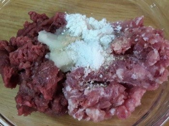 step2: 二種絞肉和調味料放到調理碗中