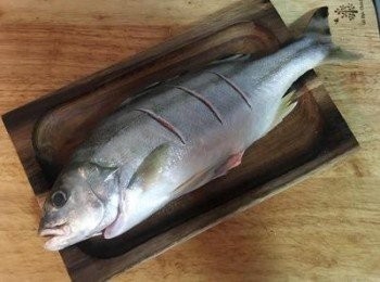 step2: 魚身兩面都劃2-3刀，用適量的鹽抹在魚身上；