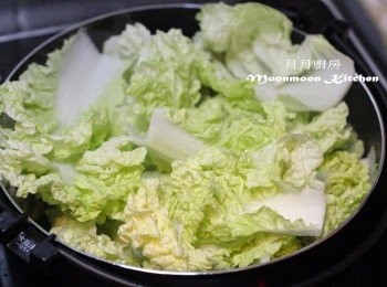 step8: 在韓式鍋中，先下油爆旺菜。