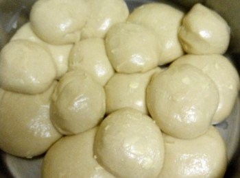 step2: 把揉搓好的包團分粒后搓滑后在每粒面团涂上一层牛油盖上保鮮膜防干，休面团最少4小时或隔夜。