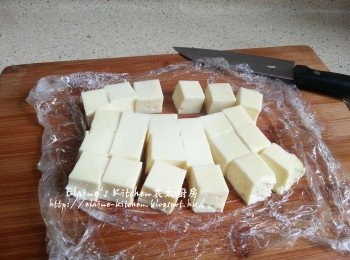 step10: 取出待涼後切成粒 , 放入器皿內蓋上保鮮紙放入雪櫃靜待10分鐘