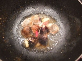 step5: 使用先前的原鍋,放入蛤蜊及米酒煮滾。