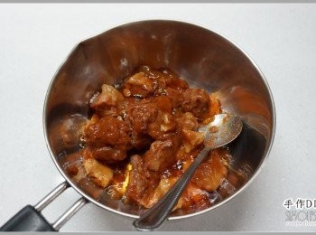 step2: 1.將罐頭裡面的內容物倒進小湯鍋。