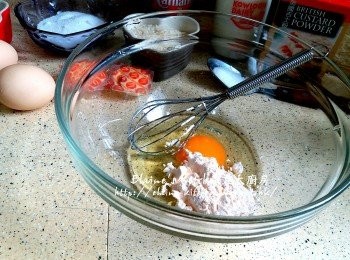 step1: 1隻雞蛋打入碗內 , 先加入100ml鮮奶 , 吉士粉拌勻