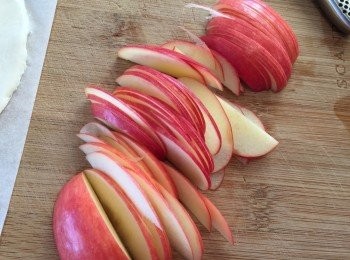 step3: 蘋果去芯，切成薄片，將蘋果片扇型散開，平鋪都酥皮上。