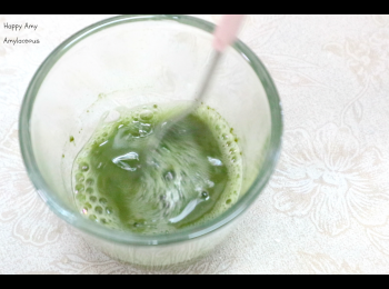 step2: 抹茶粉和熱水混合，備用。
