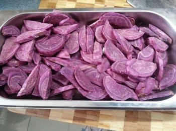 step1: 先將250g紫蕃薯去皮切片,用大火蒸15分鐘