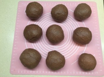 step3: 分割成小麵團, 每份為65g左右, 滾圓, 靜止10分鐘